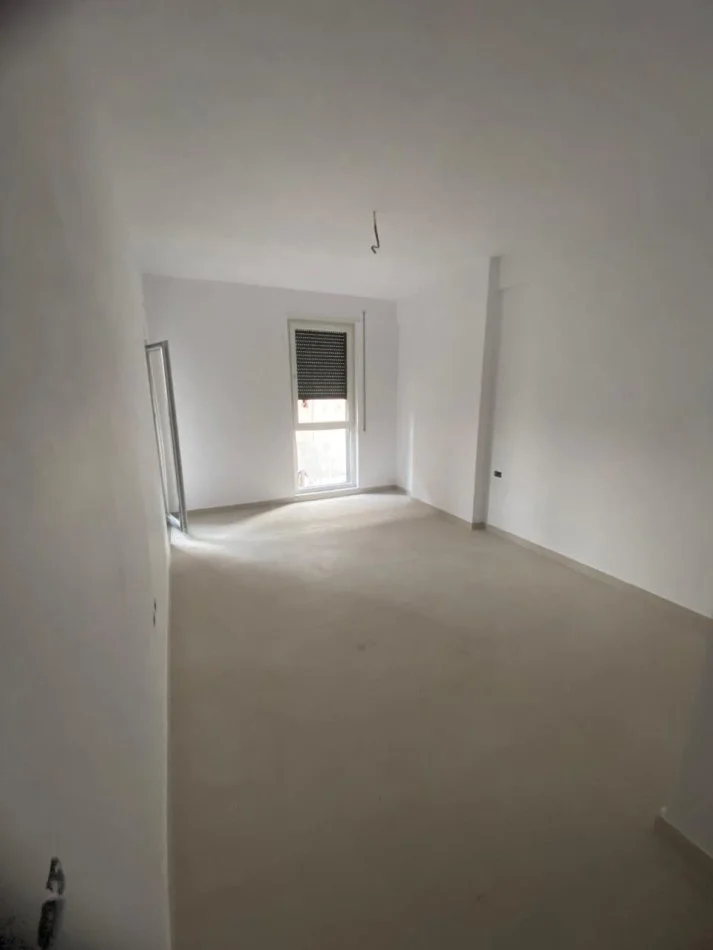 Tirane, jepet me qera dyqan Kati 1, 105 m² 550 € ( Jepet me Qera Ambient për Zyra tek 5 Maji.)