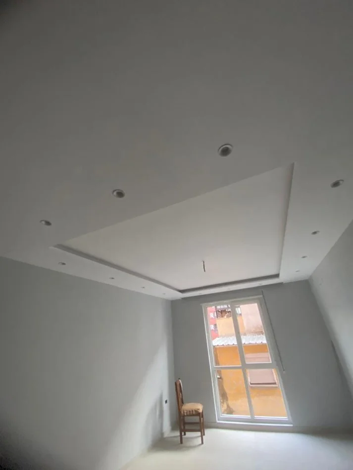 Tirane, jepet me qera dyqan Kati 1, 105 m² 550 € ( Jepet me Qera Ambient për Zyra tek 5 Maji.)