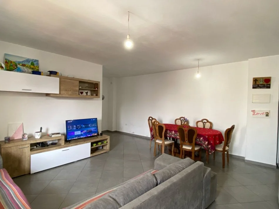 Tirane, jepet me qera apartament 2+1+Ballkon Kati 4, 100 m² 370 € (Aleksander Konda)