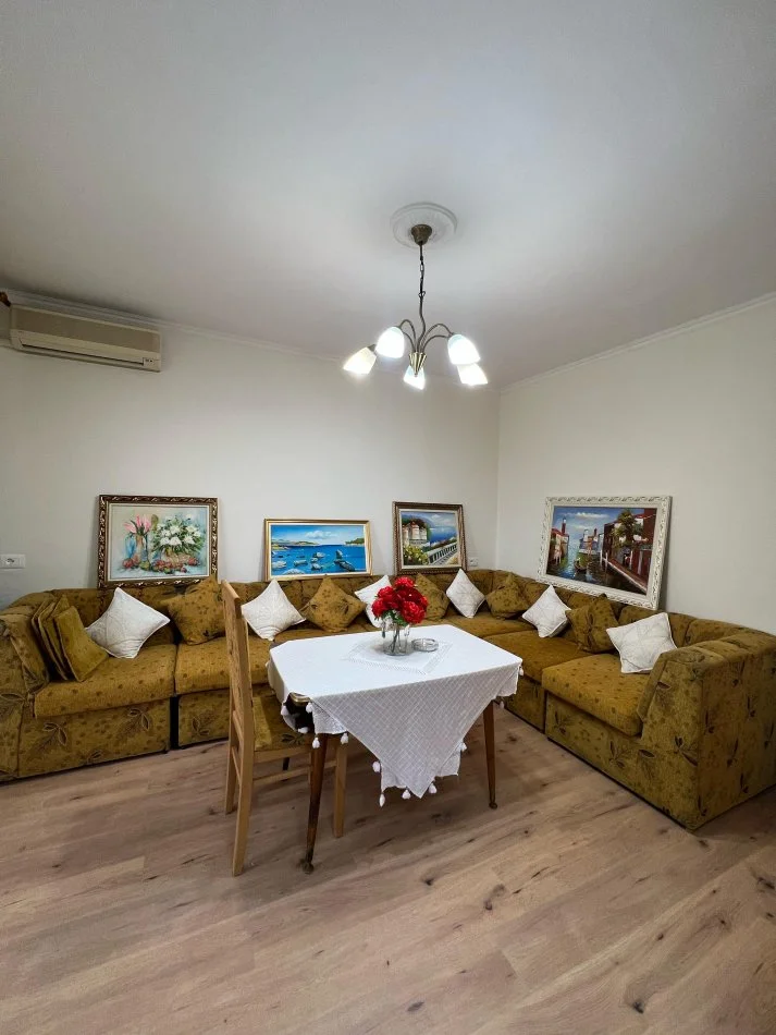 Tirane, jepet me qera apartament 2+1 , 600 € (Qender, Rruga e Barrikadave)