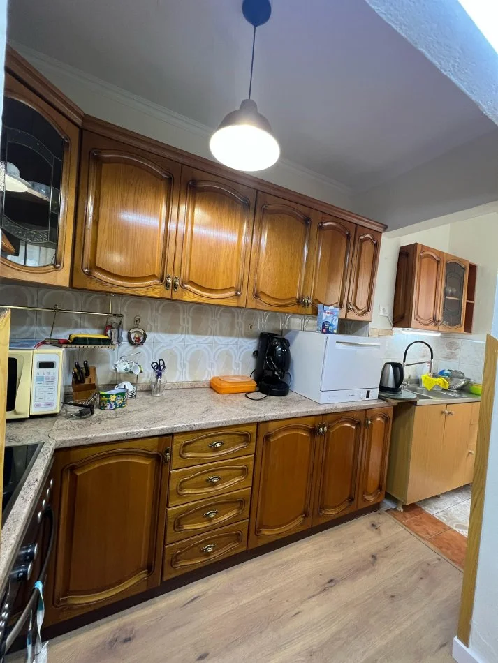 Tirane, jepet me qera apartament 2+1 , 600 € (Qender, Rruga e Barrikadave)