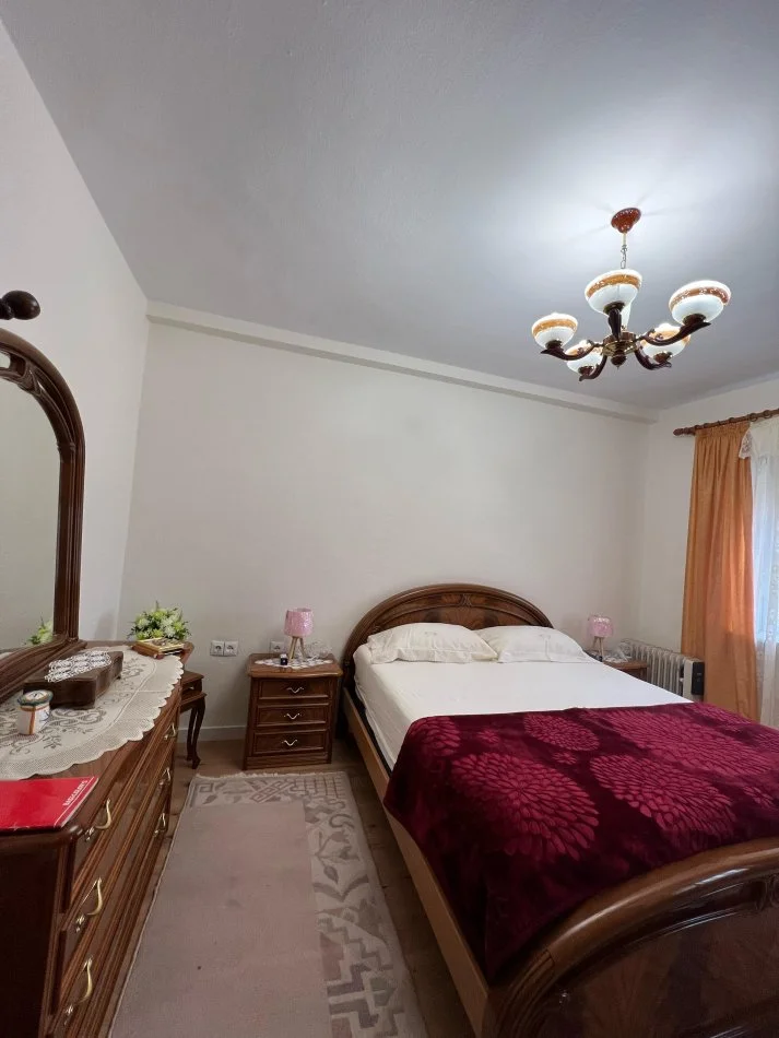 Tirane, jepet me qera apartament 2+1 , 600 € (Qender, Rruga e Barrikadave)