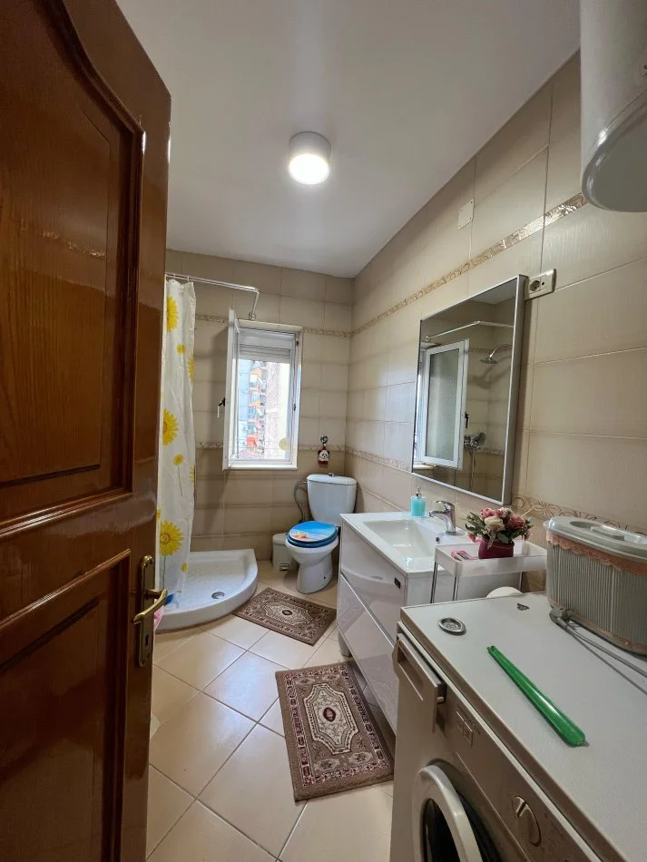 Tirane, jepet me qera apartament 2+1 , 600 € (Qender, Rruga e Barrikadave)