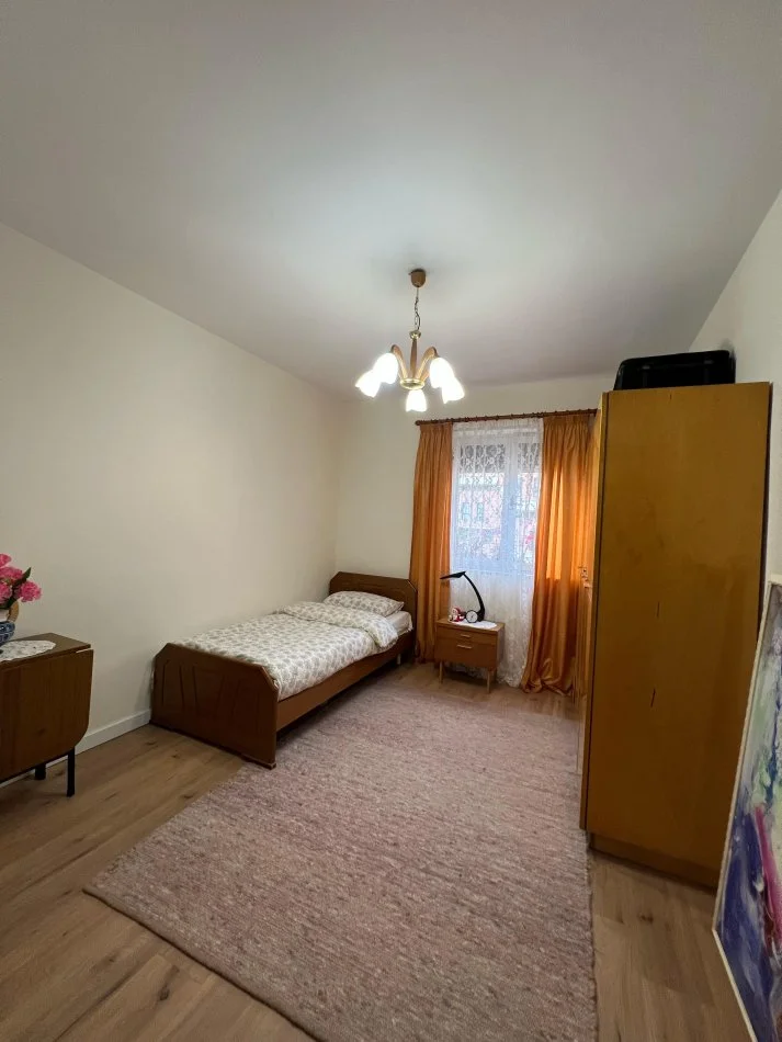 Tirane, jepet me qera apartament 2+1 , 600 € (Qender, Rruga e Barrikadave)
