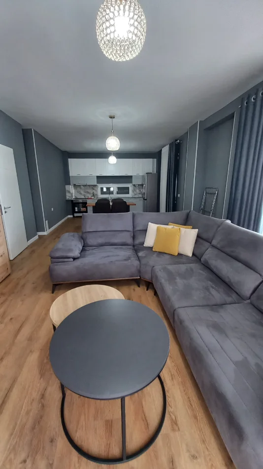 Tirane, jepet me qera apartament 2+1+Ballkon Kati 5, 130 m² 800 €