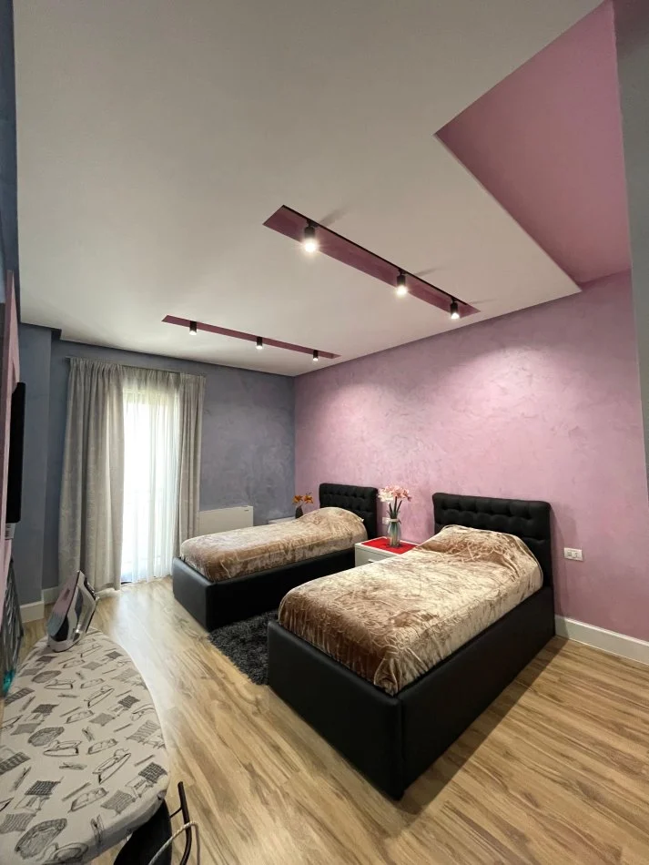 Tirane, jepet me qera apartament 2+1+Ballkon Kati 3, 117 m² (Unaza e Re, Kompleksi Green City)