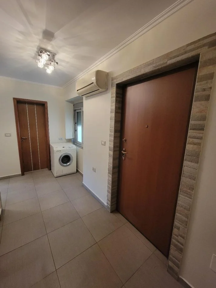 Tirane, jepet me qera apartament 1+1 Kati 3, 60 m² 50.000 leke (Brryli)