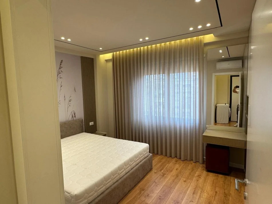 Tirane, jepet me qera apartament 1+1+Ballkon Kati 4, 60 m² 800 € (Shhkolla e Kuqe)