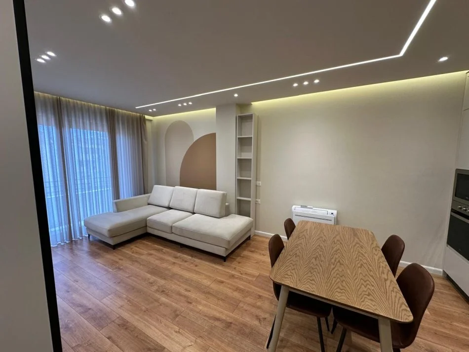 Tirane, jepet me qera apartament 1+1+Ballkon Kati 4, 60 m² 800 € (Shhkolla e Kuqe)