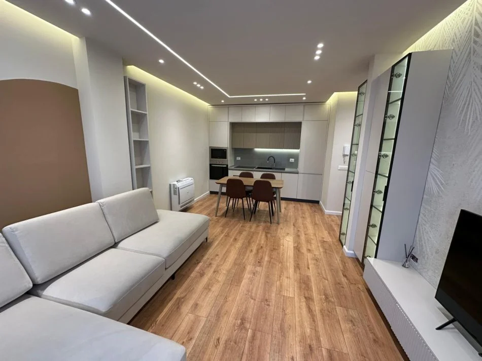 Tirane, jepet me qera apartament 1+1+Ballkon Kati 4, 60 m² 800 € (Shhkolla e Kuqe)