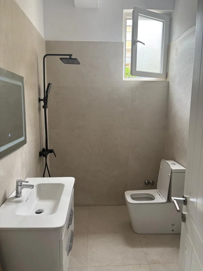 Tirane, jepet me qera shtepi 1+1 Kati 1, 55 m² 350 € (Yzberisht)