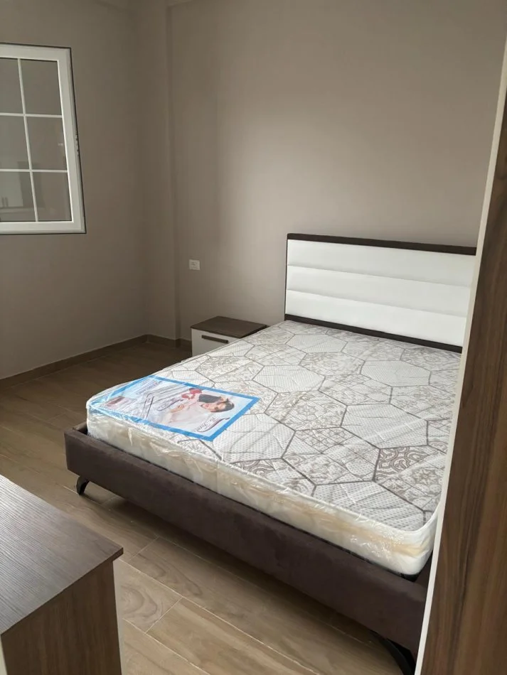 Tirane, jepet me qera shtepi 1+1 Kati 1, 55 m² 350 € (Yzberisht)