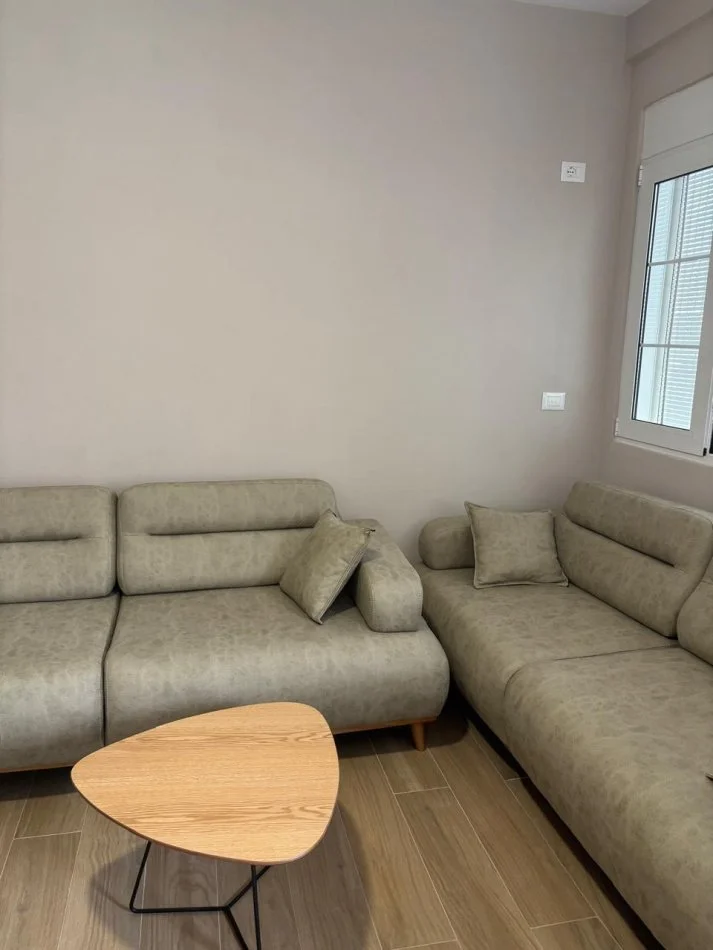 Tirane, jepet me qera shtepi 1+1 Kati 1, 55 m² 350 € (Yzberisht)