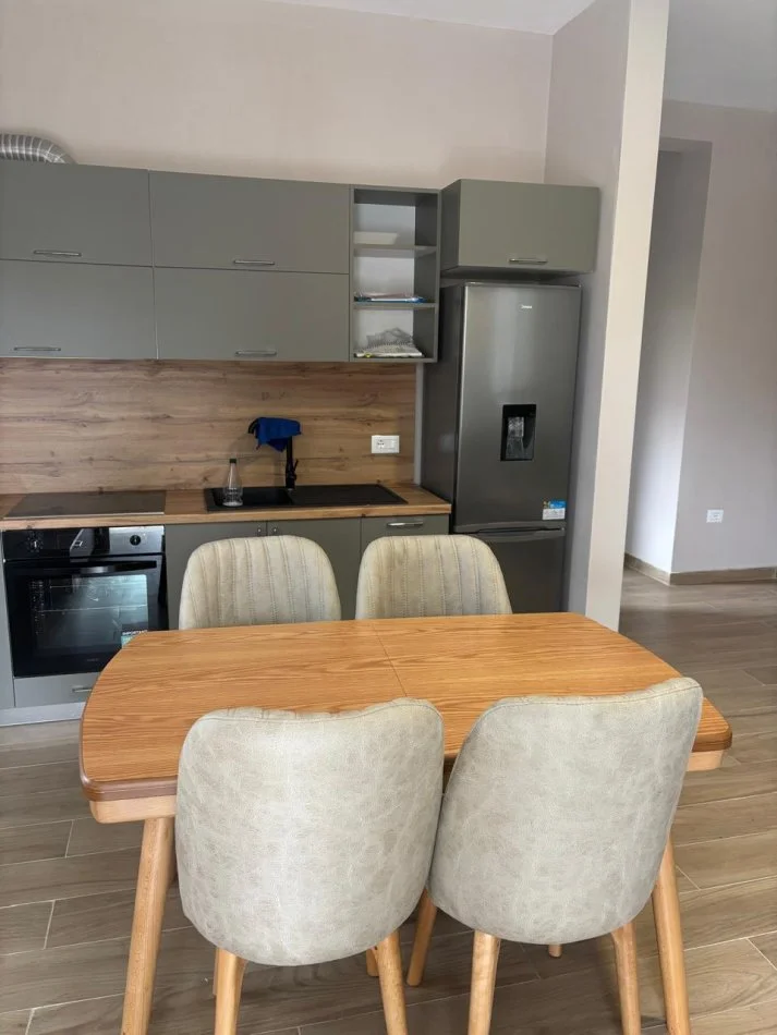 Tirane, jepet me qera shtepi 1+1 Kati 1, 55 m² 350 € (Yzberisht)