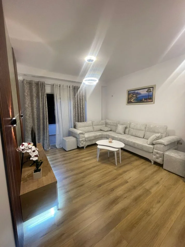 Tirane, shitet apartament 1+1 Kati 5, 65 m² 95.000 € (Yzberisht,Pallatet Derveni)