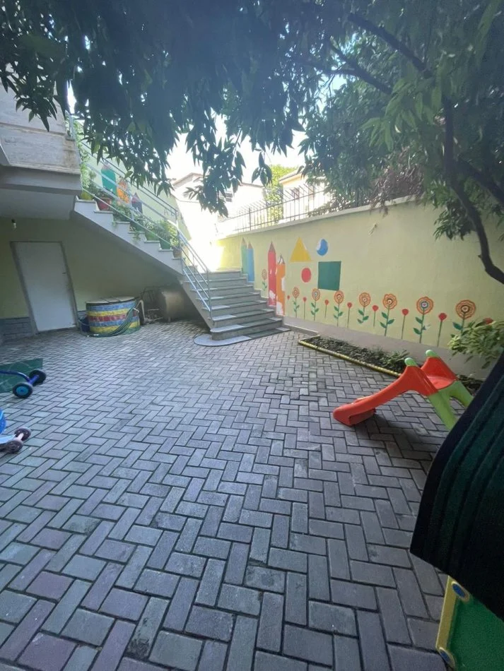 Tirane, jepet me qera ambjent biznesi Kati 5, 380 m² 3.000 € (Brryli)