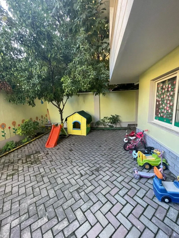 Tirane, jepet me qera ambjent biznesi Kati 5, 380 m² 3.000 € (Brryli)