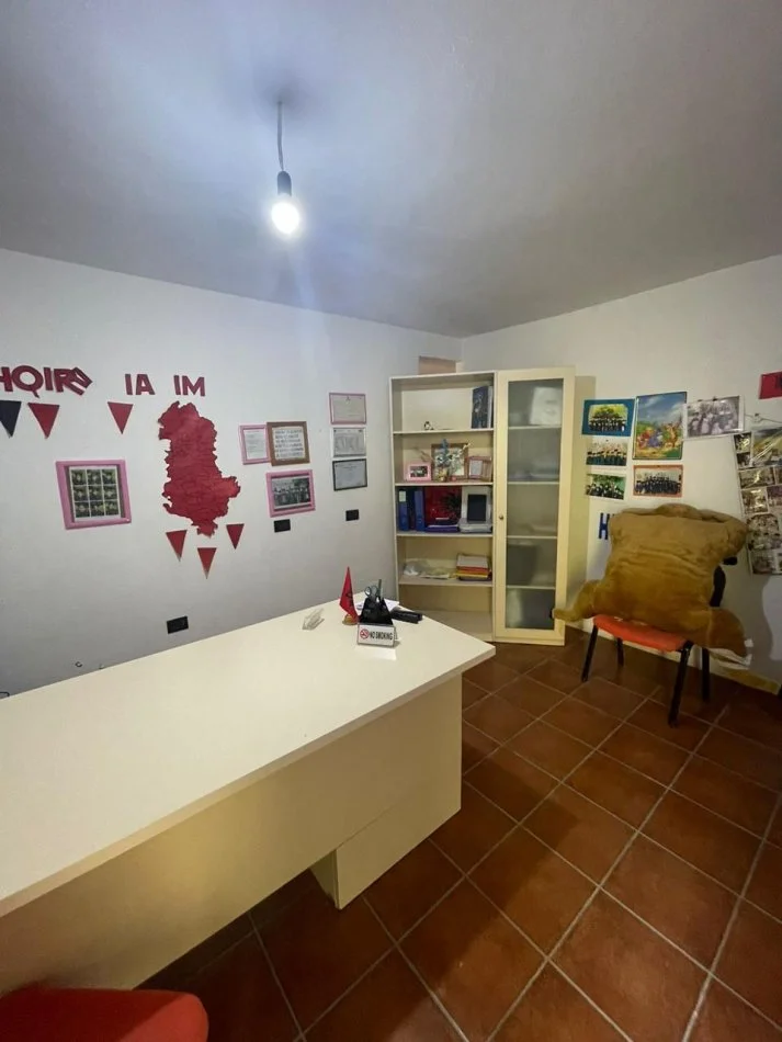 Tirane, jepet me qera ambjent biznesi Kati 5, 380 m² 3.000 € (Brryli)