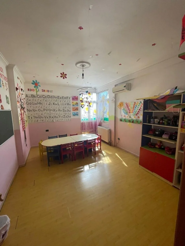 Tirane, jepet me qera ambjent biznesi Kati 5, 380 m² 3.000 € (Brryli)