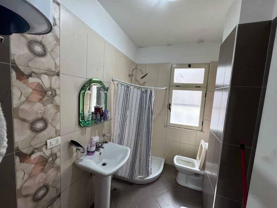 Tirane, shes apartament 2+1+Ballkon Kati 4, 100 m² 150.000 € (rruga teodor keko)