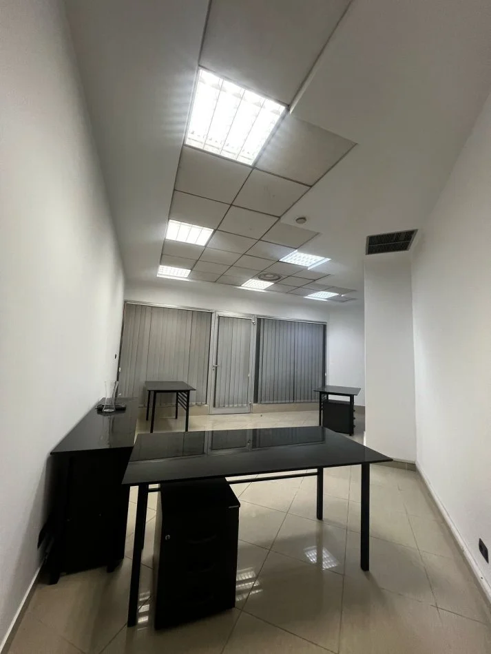 Tirane, jepet me qera zyre Kati 1, 30 m² 600 € (Deshmoret e Kombit)