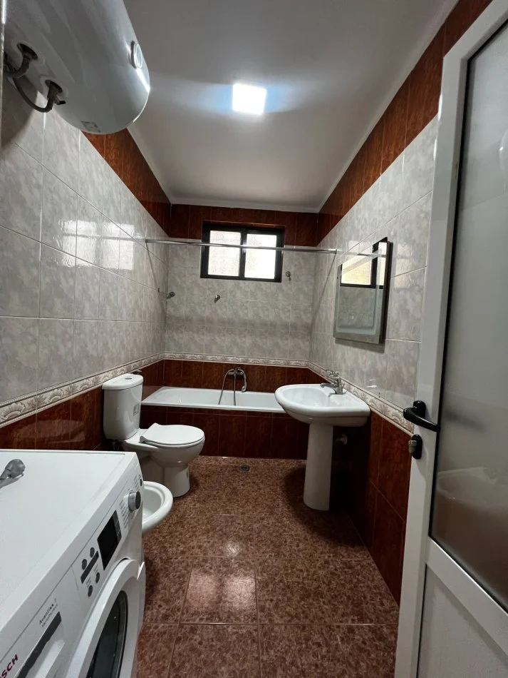 Tirane, jepet me qera shtepi 1 Katshe Kati 1, 75 m² 450 € (Hoxha Tahsin)