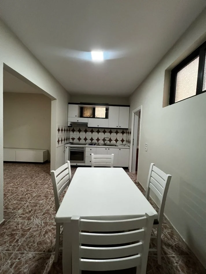 Tirane, jepet me qera shtepi 1 Katshe Kati 1, 75 m² 450 € (Hoxha Tahsin)