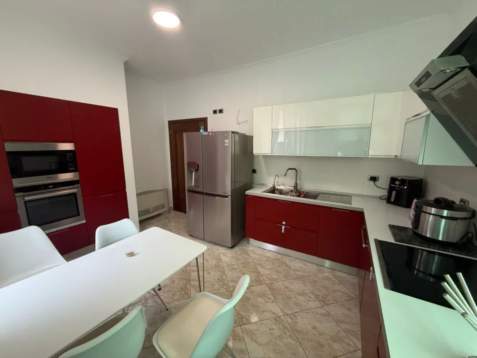 Tirane, jap me qera apartament duplex 3+1 Kati 2, 150 m² 85,000 leke (Te mbikalimi I komunes prane Hotel Queen)