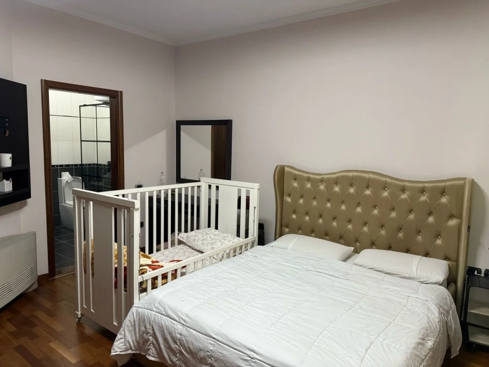 Tirane, jap me qera apartament duplex 3+1 Kati 2, 150 m² 85,000 leke (Te mbikalimi I komunes prane Hotel Queen)