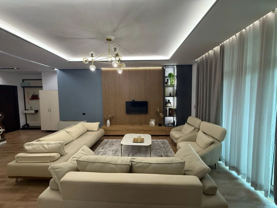 Tirane, jap me qera apartament duplex 3+1 Kati 2, 150 m² 85,000 leke (Te mbikalimi I komunes prane Hotel Queen)