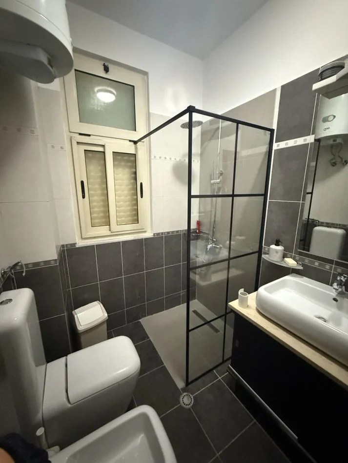 Tirane, jepet me qera apartament Dublex Kati 2, 150 m² 85,000 Leke (Te mbikalimi I komunes prane Hotel Queen, Komuna e Parisit)