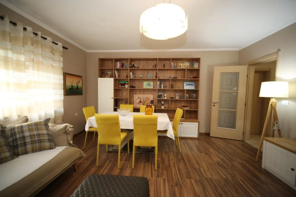 Tirane, jepet me qera apartament 2+1 Kati 3, 90 m² 700 € (Rruga Hoxha Tasim,Pazari i Ri)
