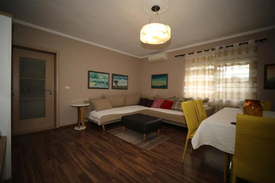 Tirane, jepet me qera apartament 2+1 Kati 3, 90 m² 700 € (Rruga Hoxha Tasim,Pazari i Ri)