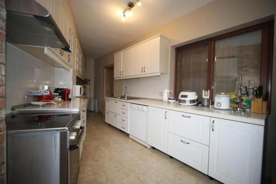 Tirane, jepet me qera apartament 2+1 Kati 3, 90 m² 700 € (Rruga Hoxha Tasim,Pazari i Ri)