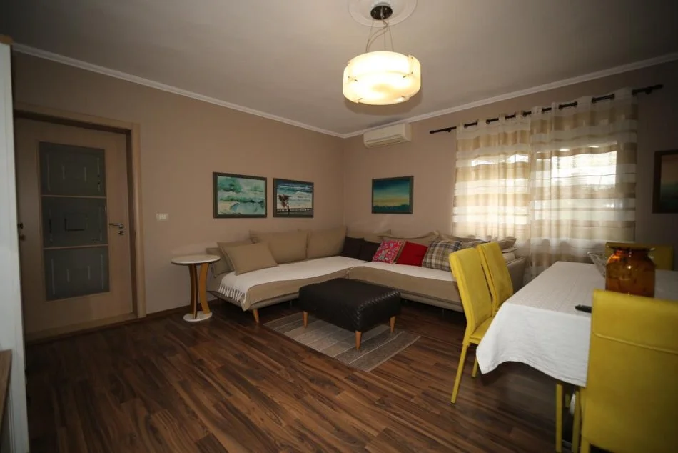 Tirane, jepet me qera apartament 2+1 Kati 3, 90 m² 700 € (Rruga Hoxha Tasim,Pazari i Ri)