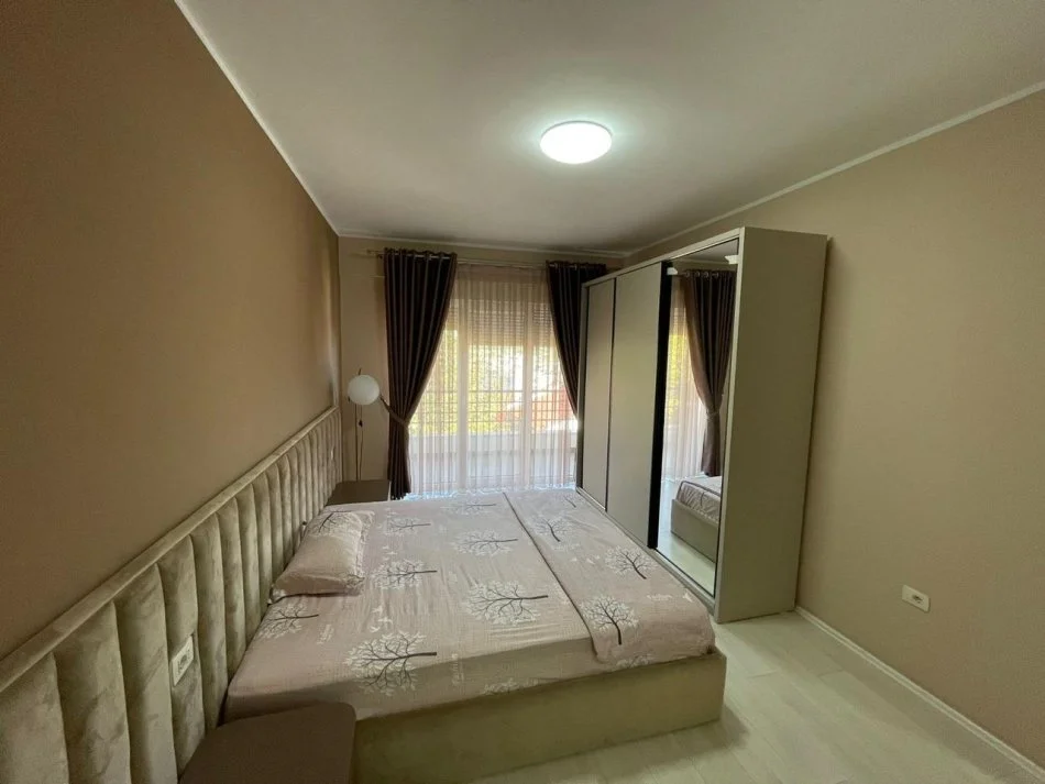 Tirane, jepet me qera 3+1 Kati 4, 187 m² 1.100 € (Liqeni i thate, kompleksi Fz)