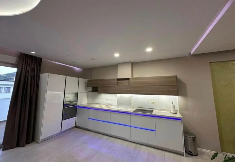 Tirane, jepet me qera 3+1 Kati 4, 187 m² 1.100 € (Liqeni i thate, kompleksi Fz)