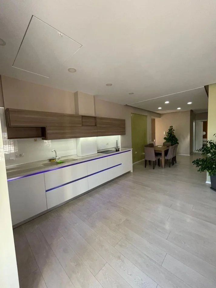 Tirane, jepet me qera 3+1 Kati 4, 187 m² 1.100 € (Liqeni i thate, kompleksi Fz)