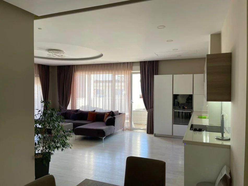 Tirane, jepet me qera 3+1 Kati 4, 187 m² 1.100 € (Liqeni i thate, kompleksi Fz)