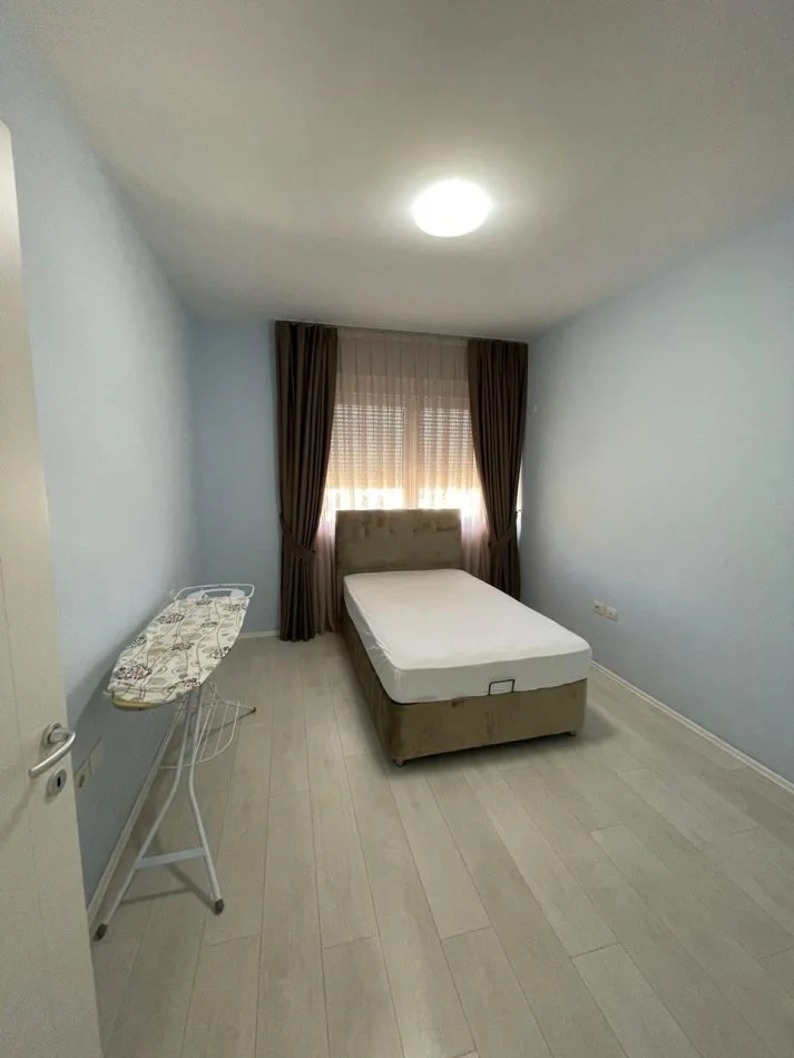 Tirane, jepet me qera 3+1 Kati 4, 187 m² 1.100 € (Liqeni i thate, kompleksi Fz)