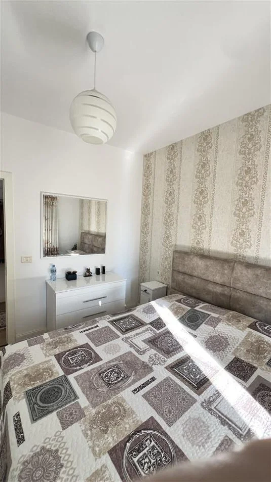 Tirane, jepet me qera apartament 3+1 Kati 5, 100 m² 900 € (Rruga e Kavajes, perballe Kompleksit Delijorgji)