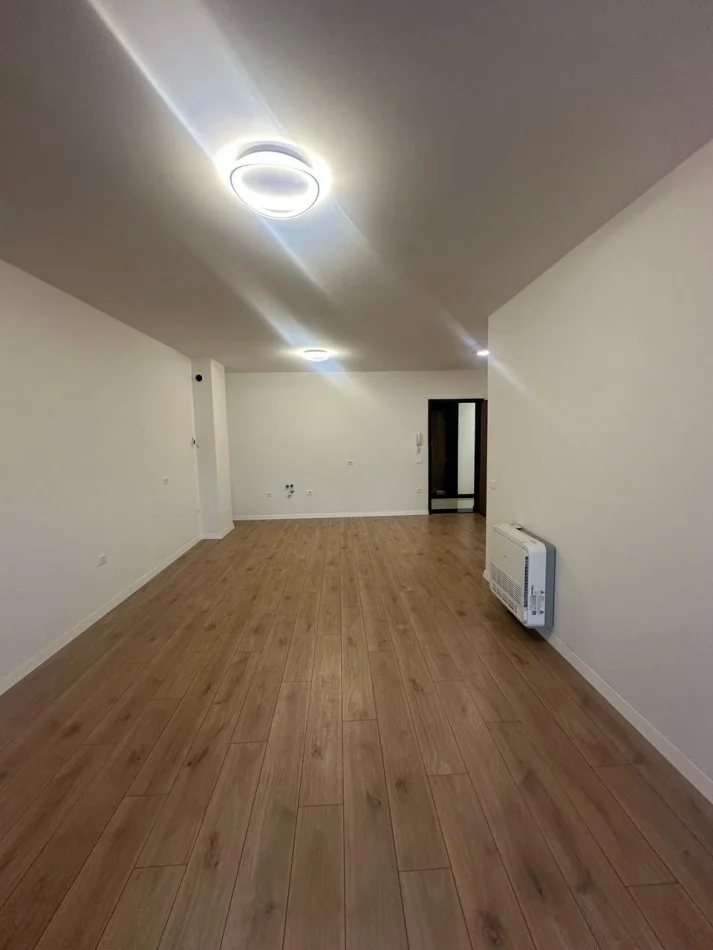 Tirane, jepet me qera ambjent biznesi Kati 5, 80 m² 700 € (Komuna e Parisit)