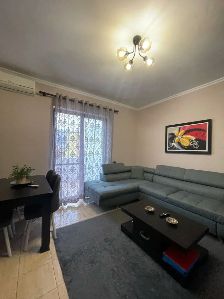 Tirane, jepet me qera apartament 1+1+Ballkon Kati 6, 75 m² 550 € (Selvia)