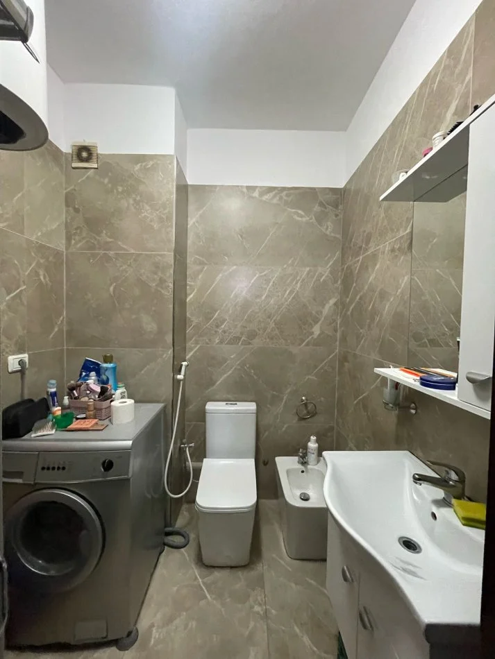 Tirane, jepet me qera apartament 1+1+Ballkon Kati 6, 75 m² 550 € (Selvia)