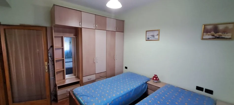 Tirane, jepet me qera apartament 2+1+Ballkon Kati 4, 90 m² 650 € (Rruga e Kavajes)