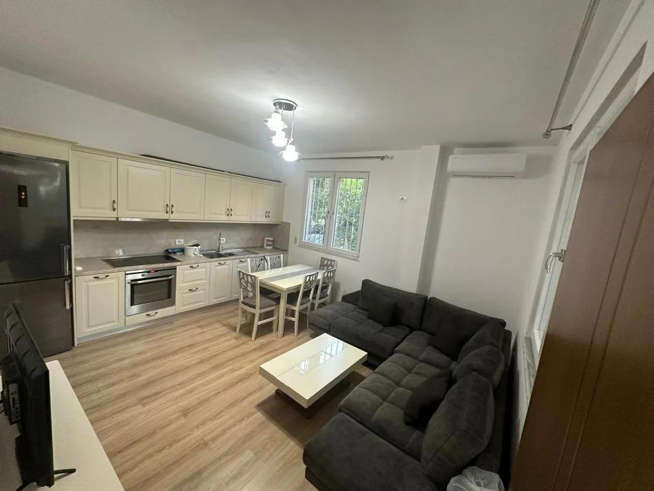 Tirane, jepet me qera apartament 3+1+Ballkon Kati 1, 100 m² 750 € (Qytet Studenti)