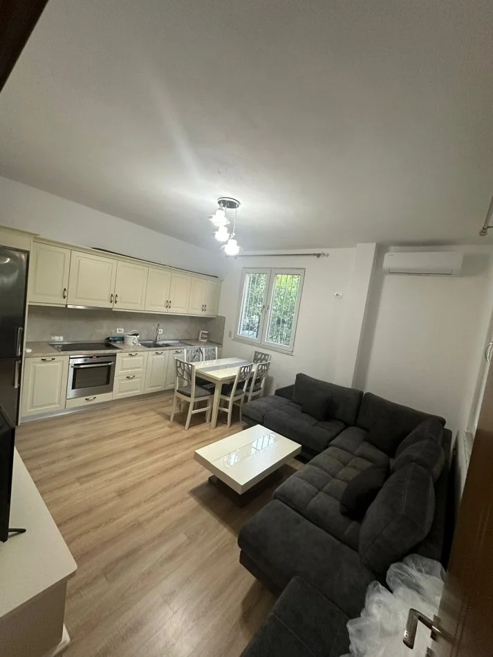 Tirane, jepet me qera apartament 3+1+Ballkon Kati 1, 100 m² 750 € (Qytet Studenti)