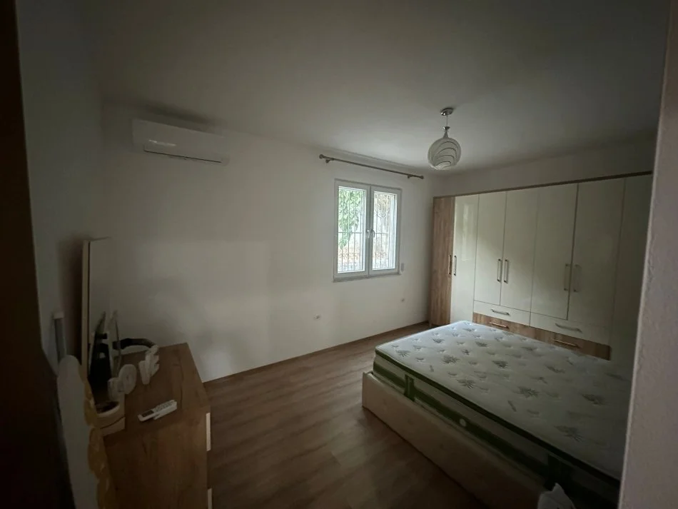 Tirane, jepet me qera apartament 3+1+Ballkon Kati 1, 100 m² 750 € (Qytet Studenti)