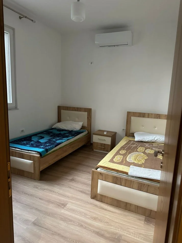 Tirane, jepet me qera apartament 3+1+Ballkon Kati 1, 100 m² 750 € (Qytet Studenti)