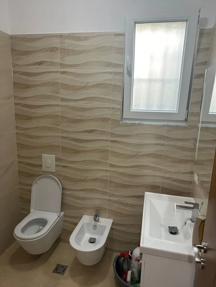 Tirane, jepet me qera apartament 3+1+Ballkon Kati 1, 100 m² 750 € (Qytet Studenti)
